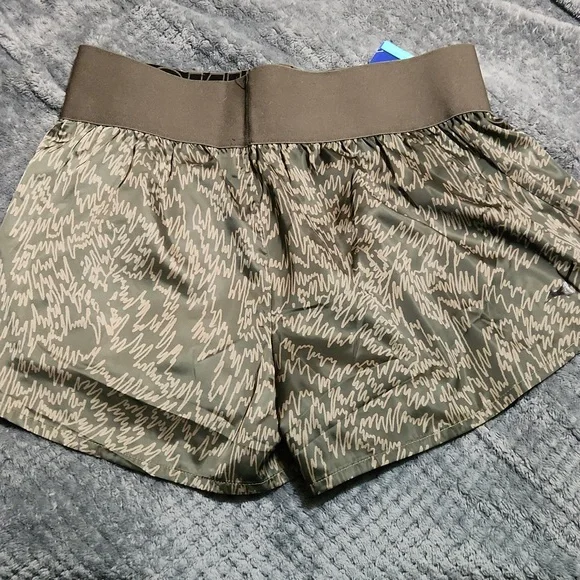 Mizuno Ronda Rousey - Picture 2 of 2